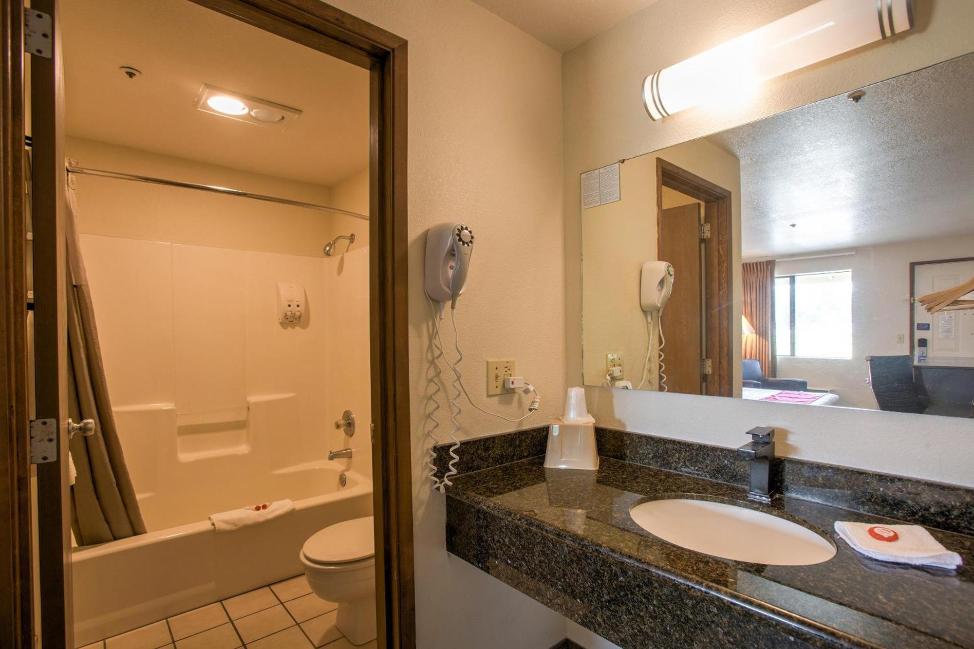 Oyo Woodland Hotel And Suites Dış mekan fotoğraf