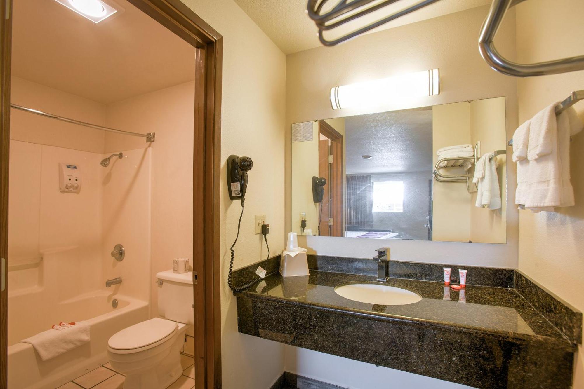 Oyo Woodland Hotel And Suites Dış mekan fotoğraf