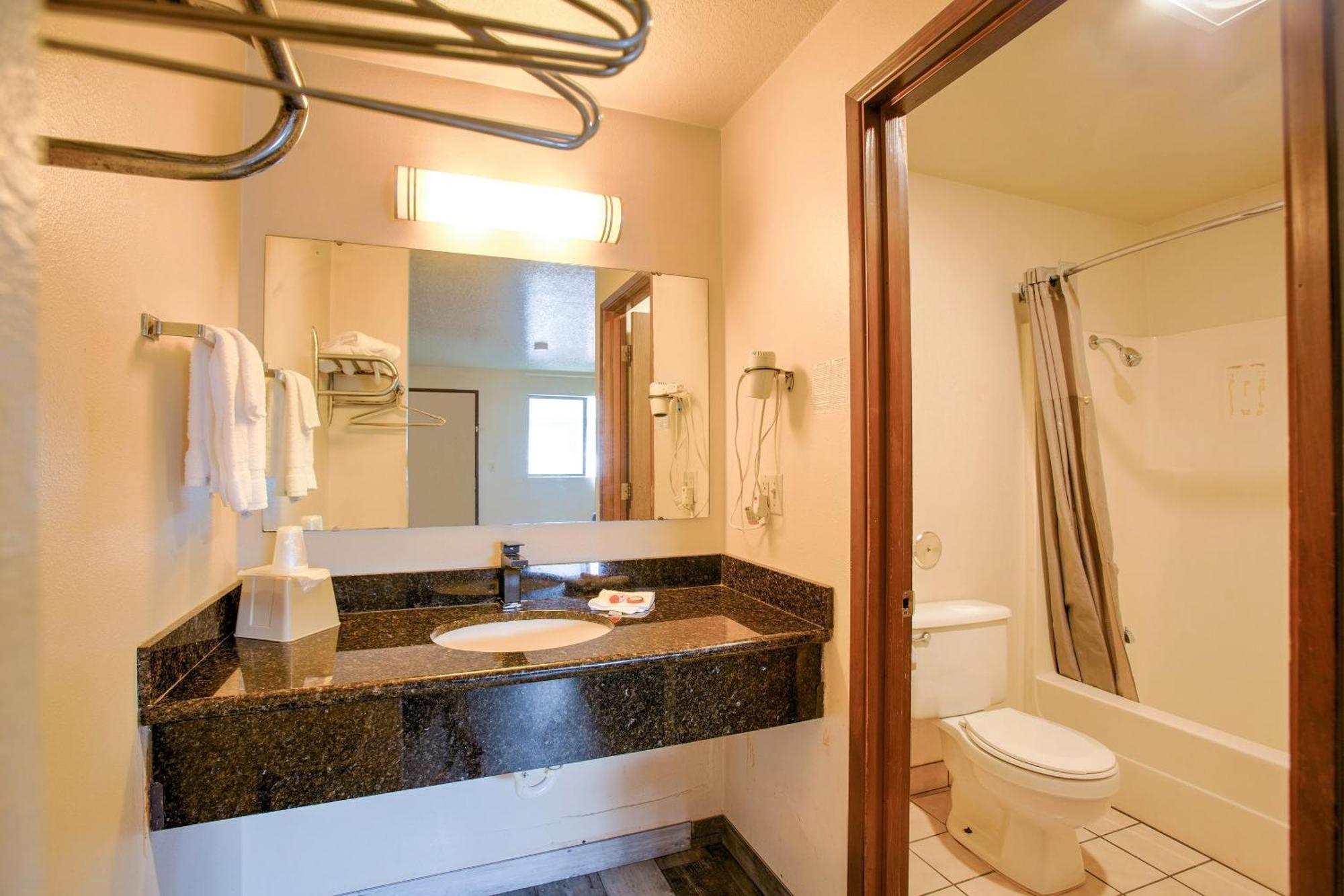 Oyo Woodland Hotel And Suites Dış mekan fotoğraf